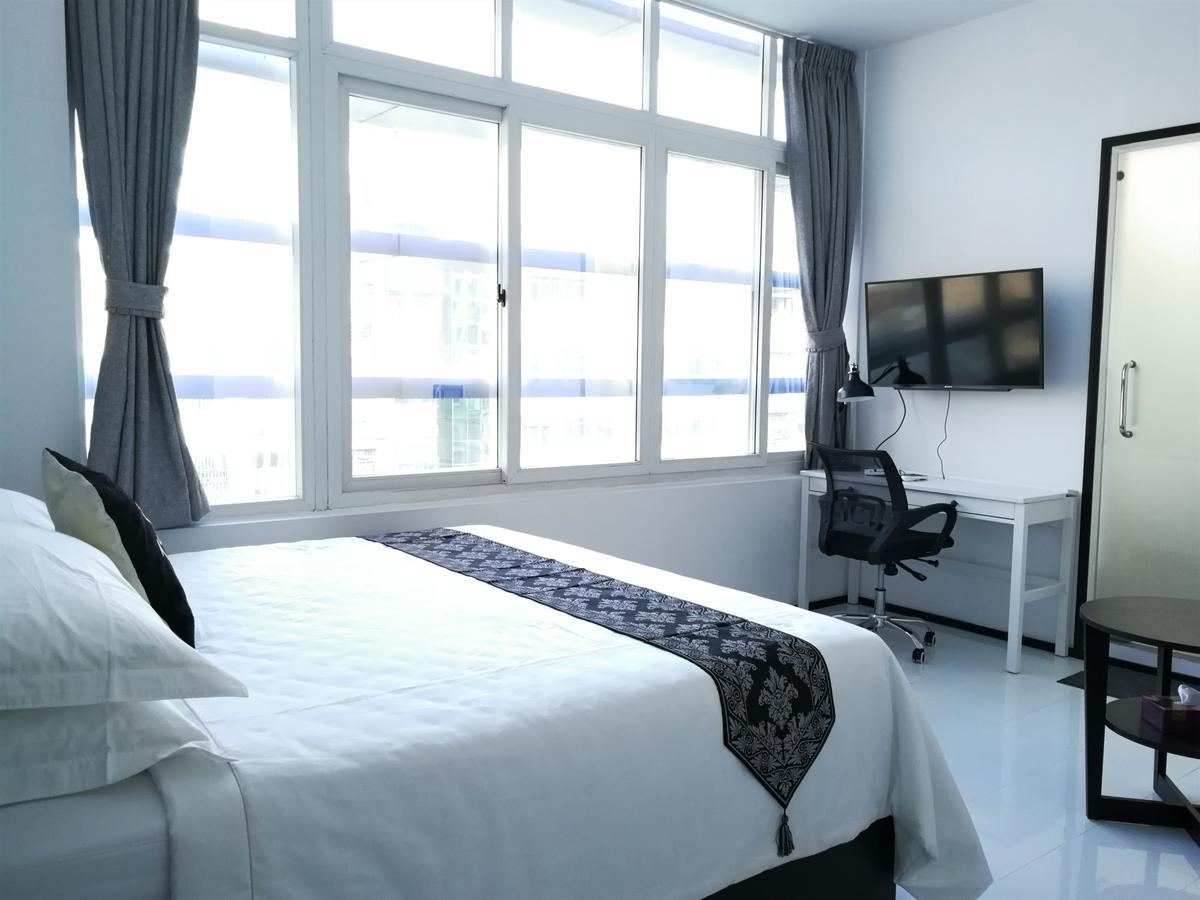Yama Hotel & Rooftop Bar Янгон Екстериор снимка